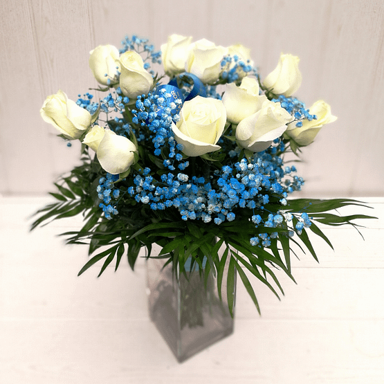 ramo de doce rosas blancas y paniculata azul de frente
