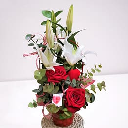 cesta con rosas y liliums
