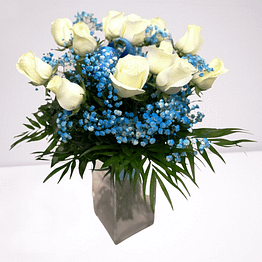 Ramo 12 rosas blancas y paniculata azul