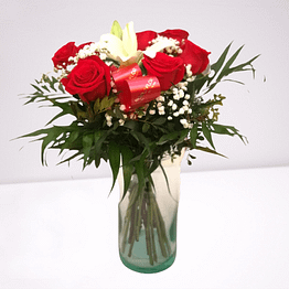 ramo de rosas rojas y lilium blanco