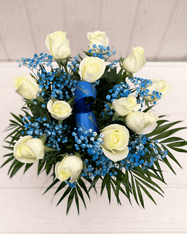ramo de doce rosas blancas y paniculata azul desde arriba