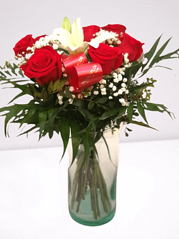 ramo de rosas rojas y lilium blanco