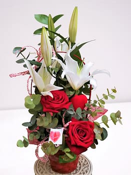 cesta con rosas y liliums
