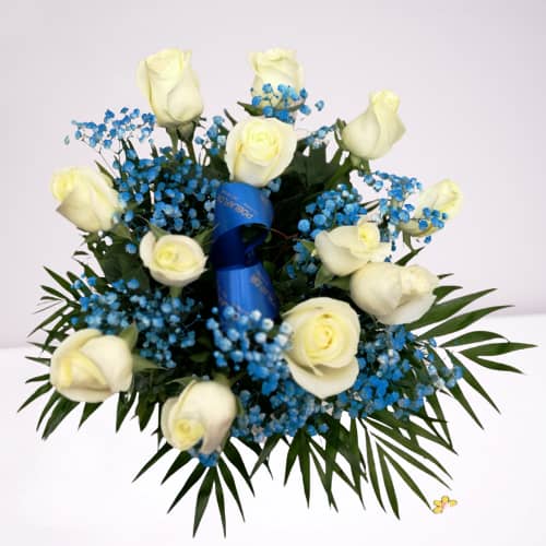 vista ramo 12 rosas blancas y paniculata azul