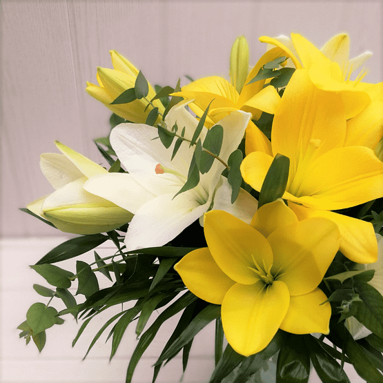 ramo de liliums amarillos y blancos de cerca